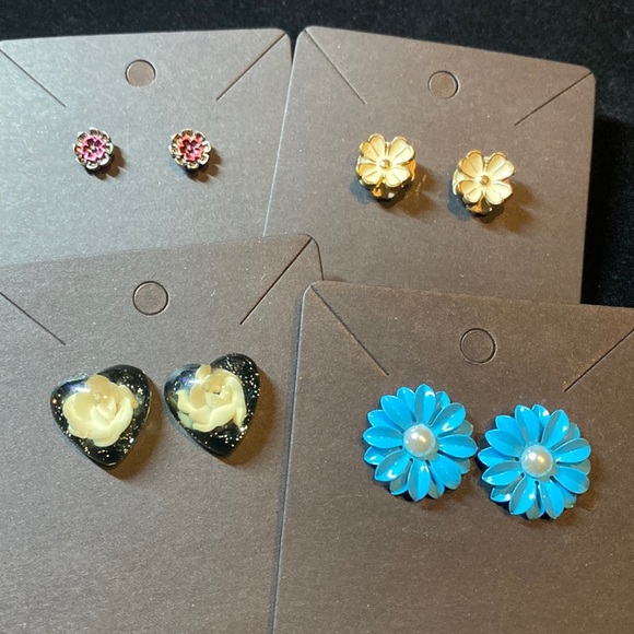 None Jewelry - 4 pairs of Flower Power Studded Earrings​